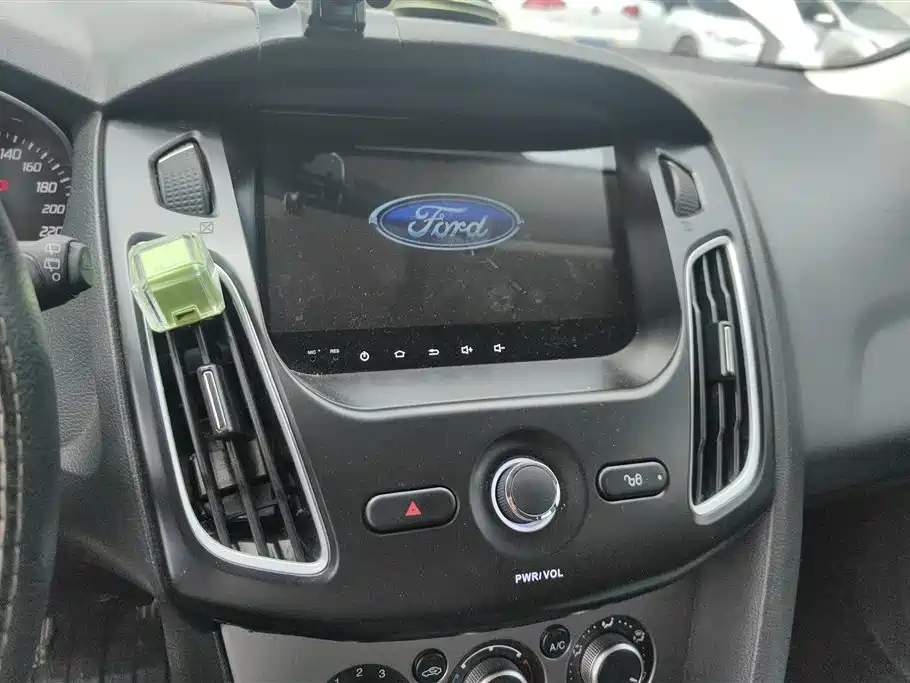 Ford Focus 2014 — фото 12