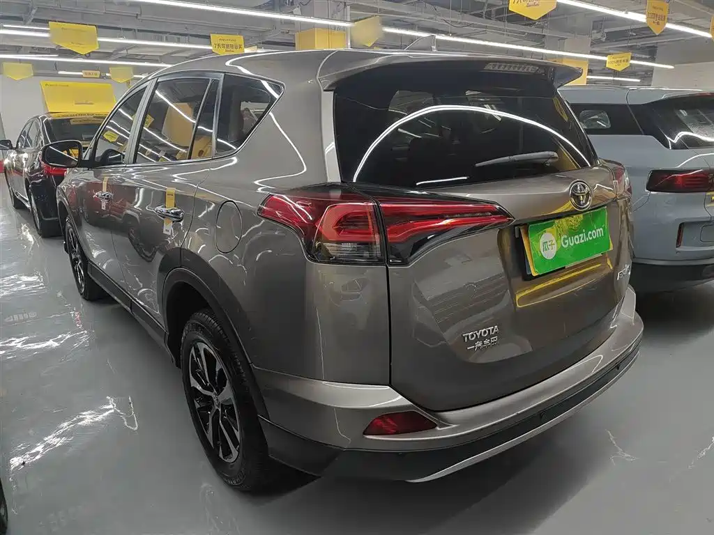 Toyota RAV4 2018 — фото 23