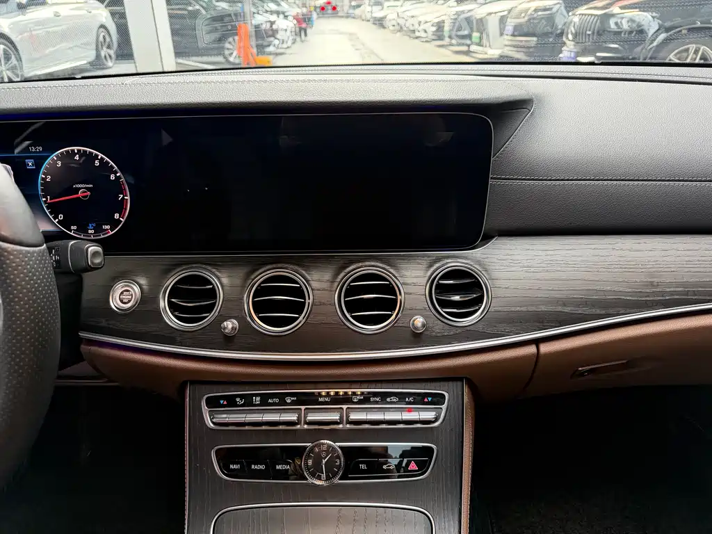 Mercedes-Benz E-Class 2020 — фото 12