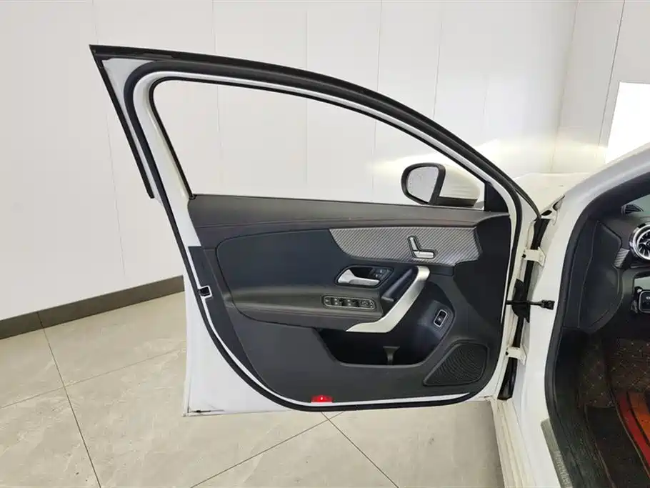 Mercedes-Benz A-Class 2024 — фото 6