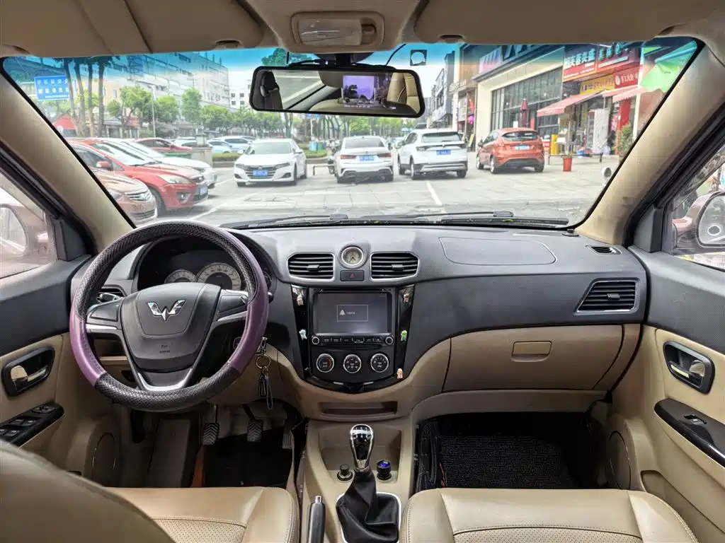 Wuling Hongguang 2015