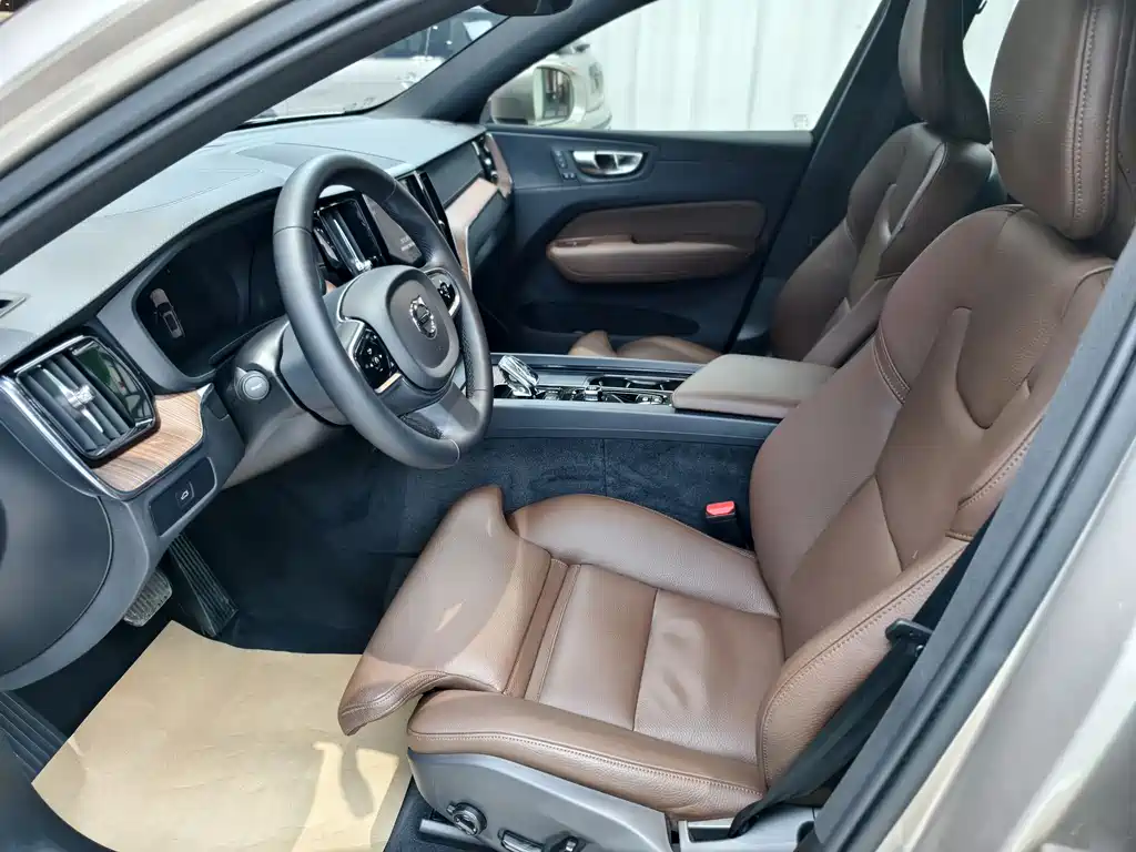 Volvo XC60 2025 — фото 10