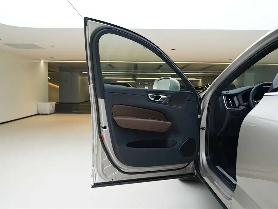 Volvo XC60 PHEV 2023 — фото 16