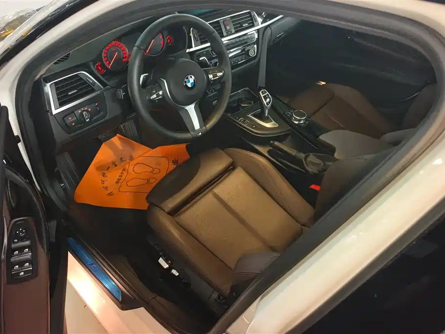 BMW 3 Series 2018 — фото 9