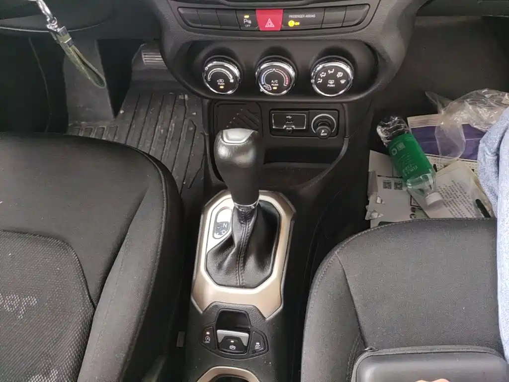 Jeep Renegade 2017 — фото 10