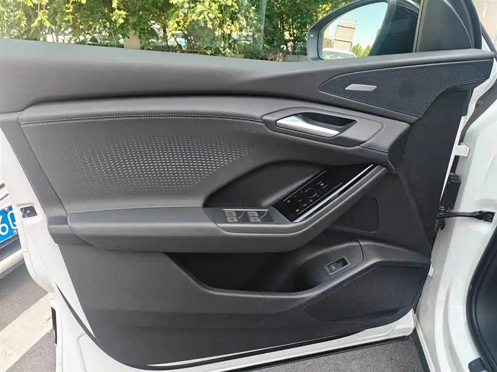 Audi Q6L e-tron 2025 — фото 12