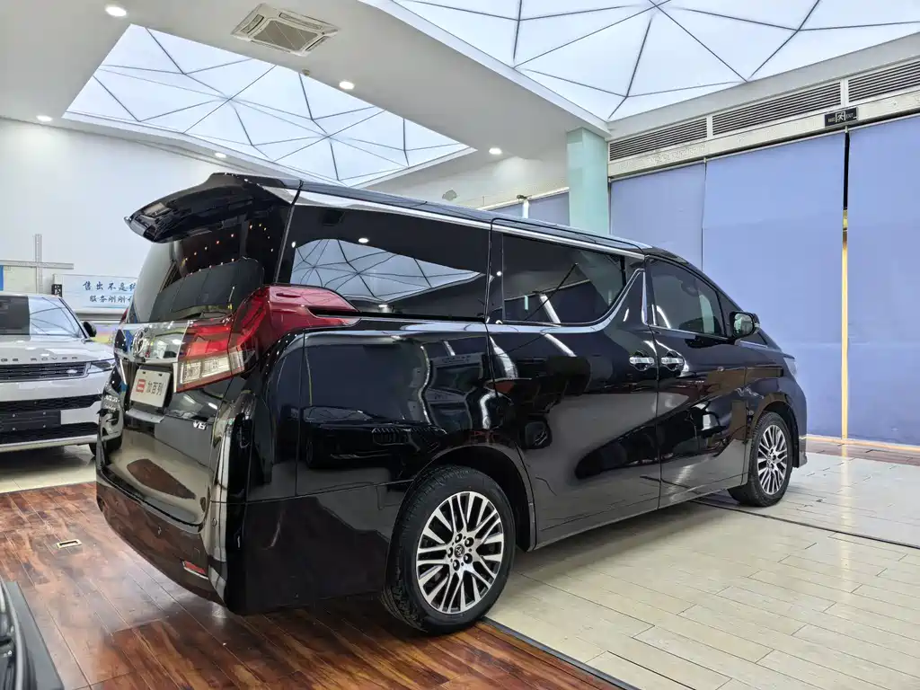 Toyota Alphard 2017 — фото 18