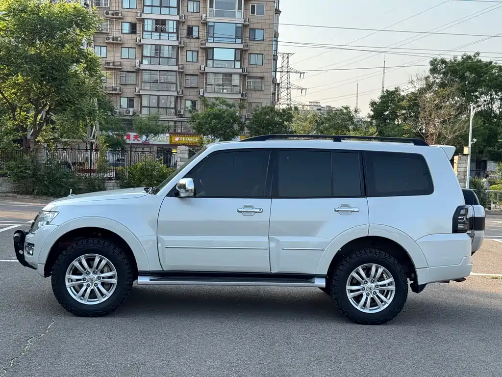 Mitsubishi Pajero 2018 — фото 9