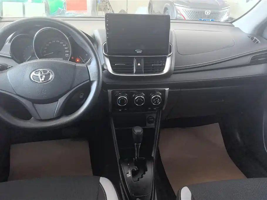 Toyota Yaris L 2021 — фото 12