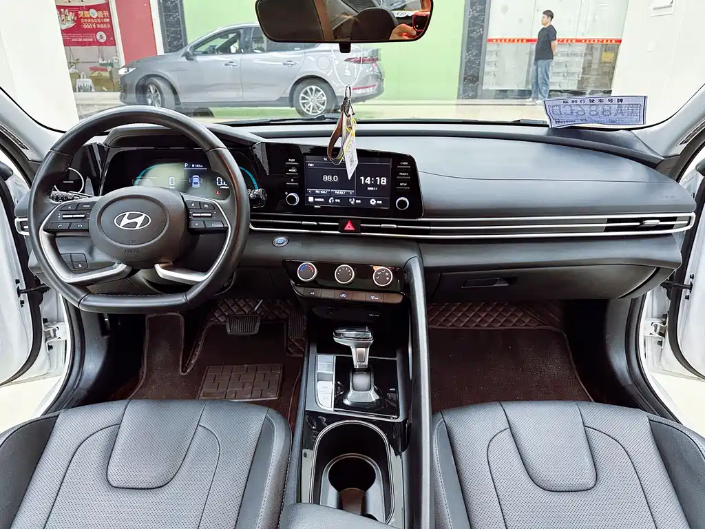 Hyundai Elantra 2024