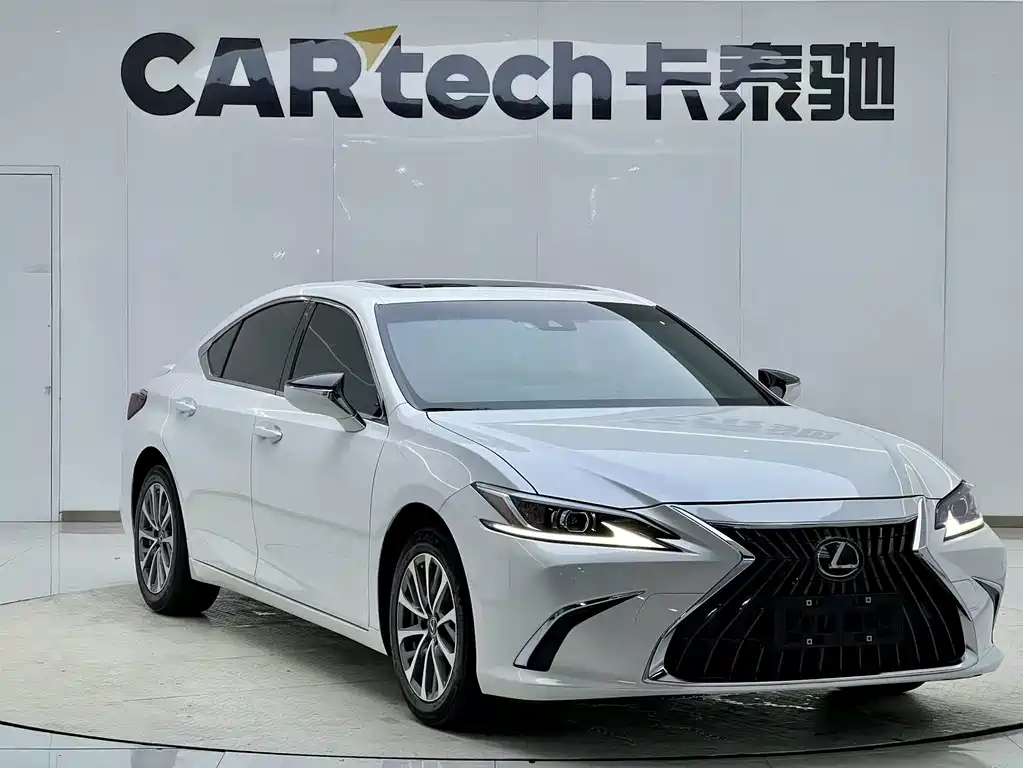 Lexus ES 2022 — фото 1