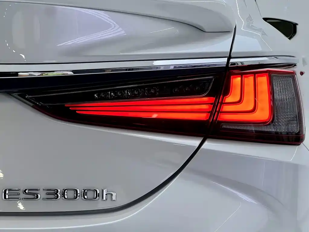 Lexus ES 2022 — фото 18