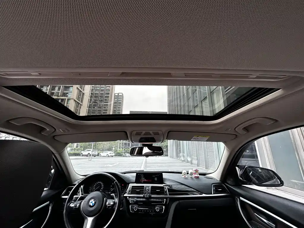 BMW 3 Series 2018 — фото 12