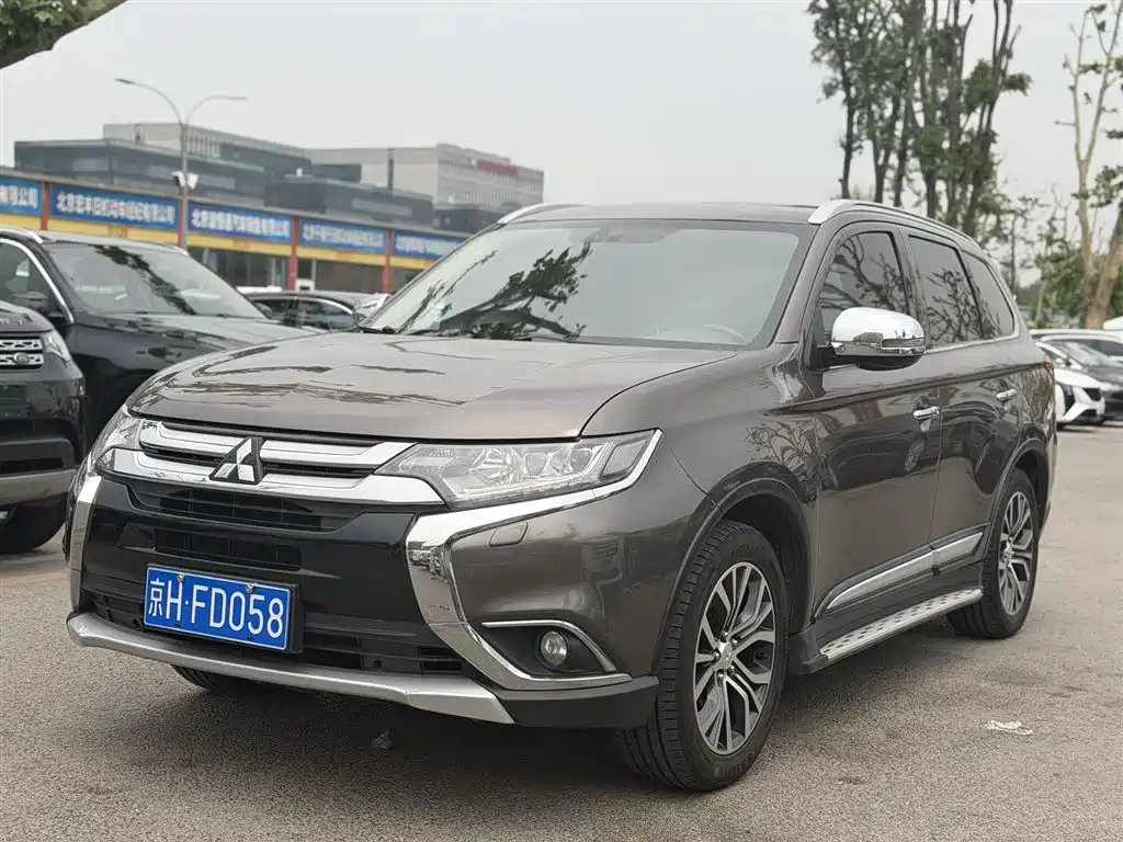 Mitsubishi Outlander 2016 — фото 1