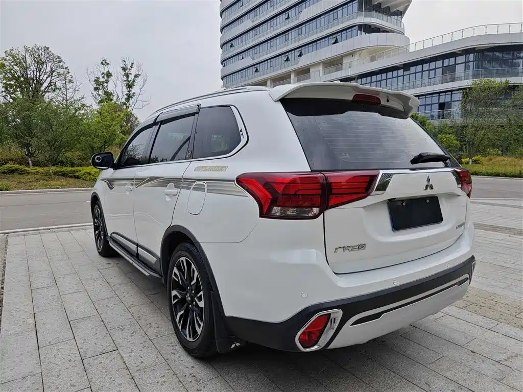 Mitsubishi Outlander 2019 — фото 6