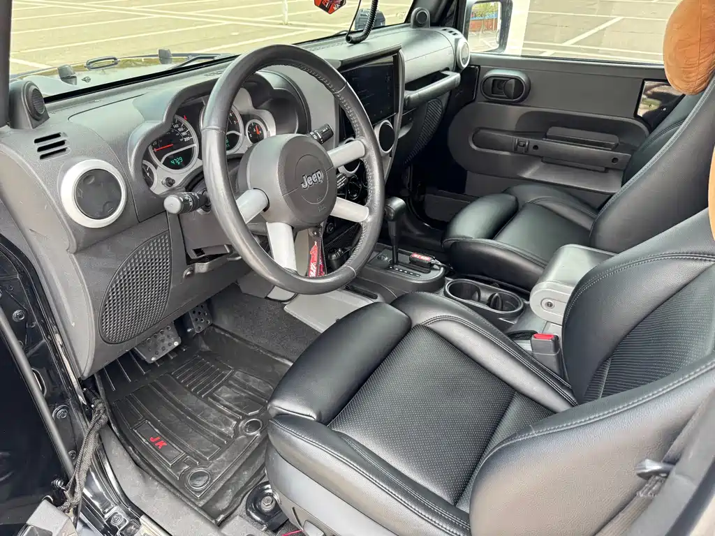 Jeep Wrangler 2010 — фото 14