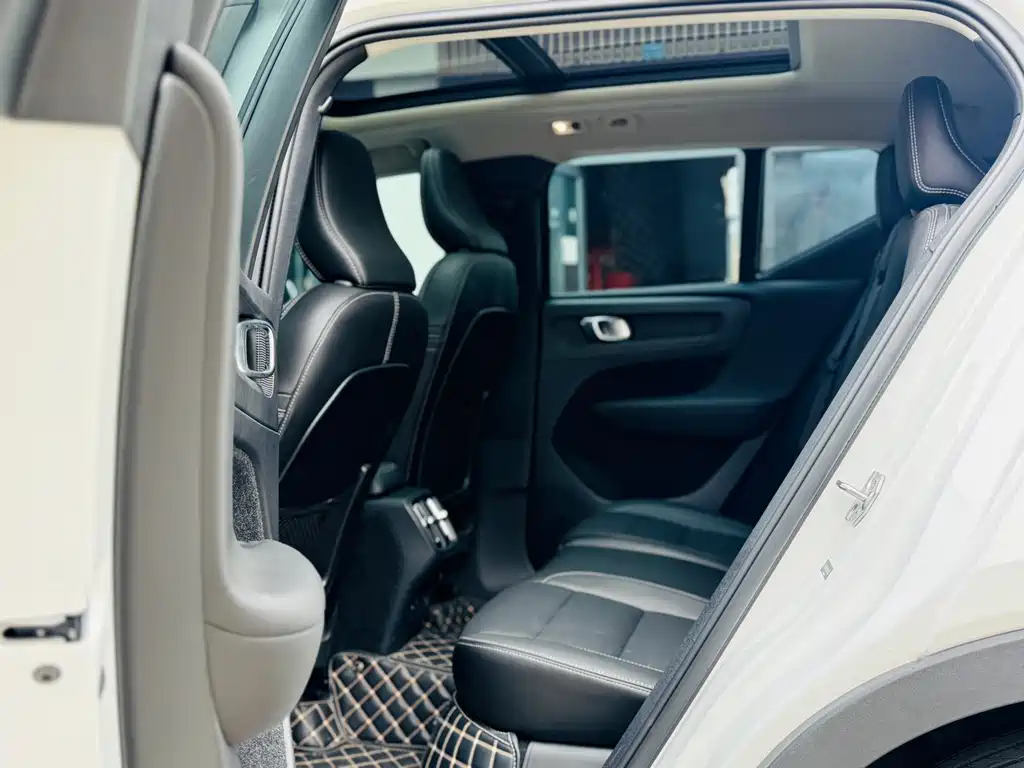 Volvo XC40 2021 — фото 12