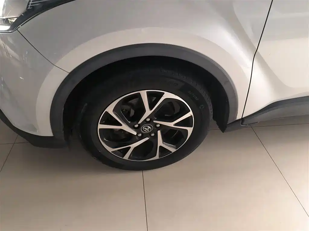 Toyota C-HR 2019 — фото 25