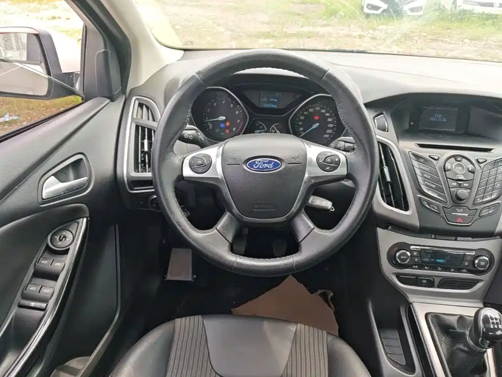 Ford Focus 2014 — фото 11
