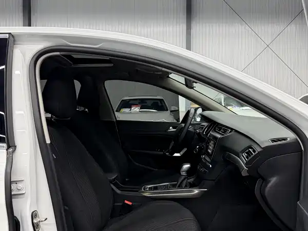 Peugeot 408 2016