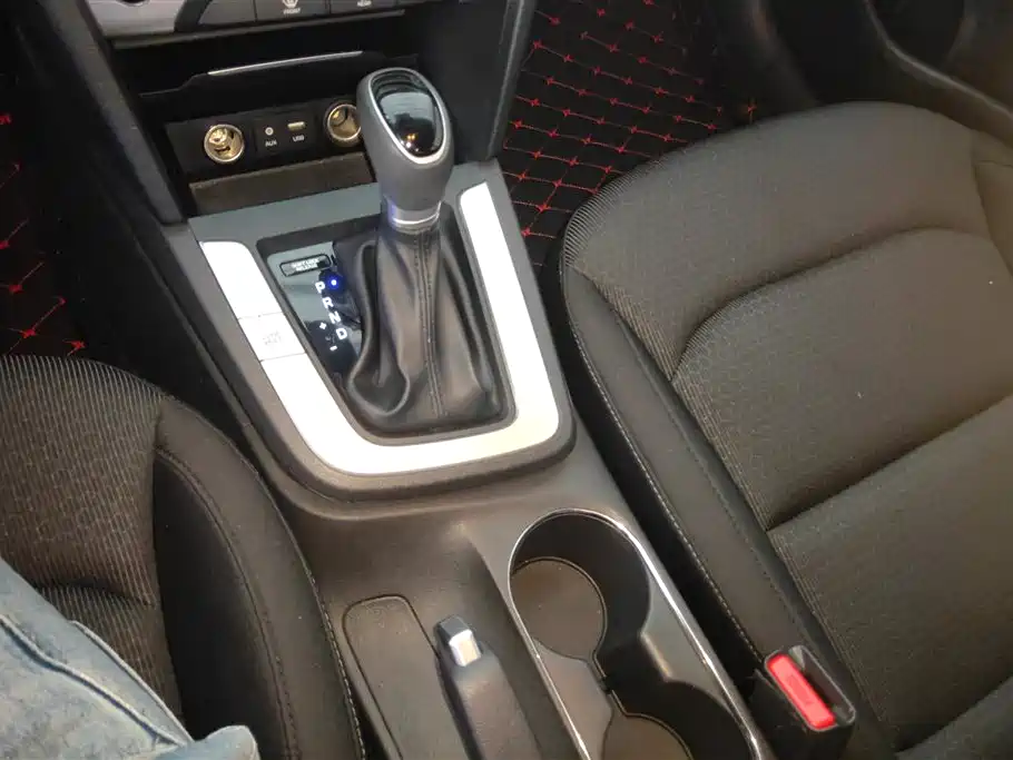 Hyundai Elantra 2016 — фото 16