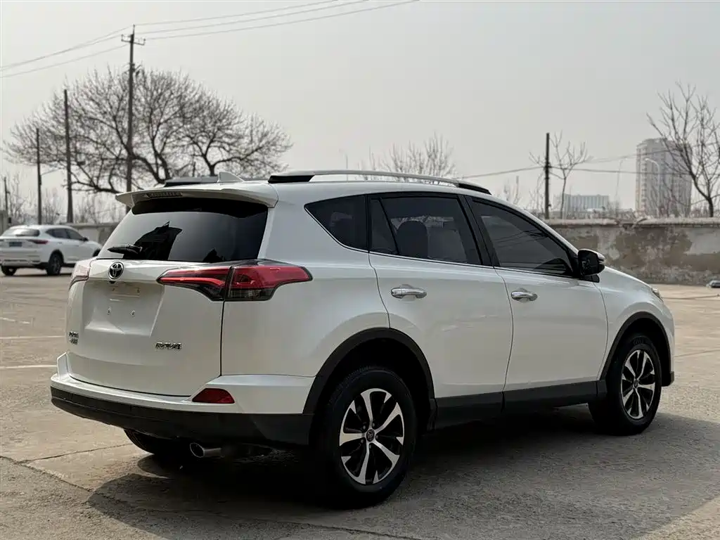 Toyota RAV4 2019 — фото 13