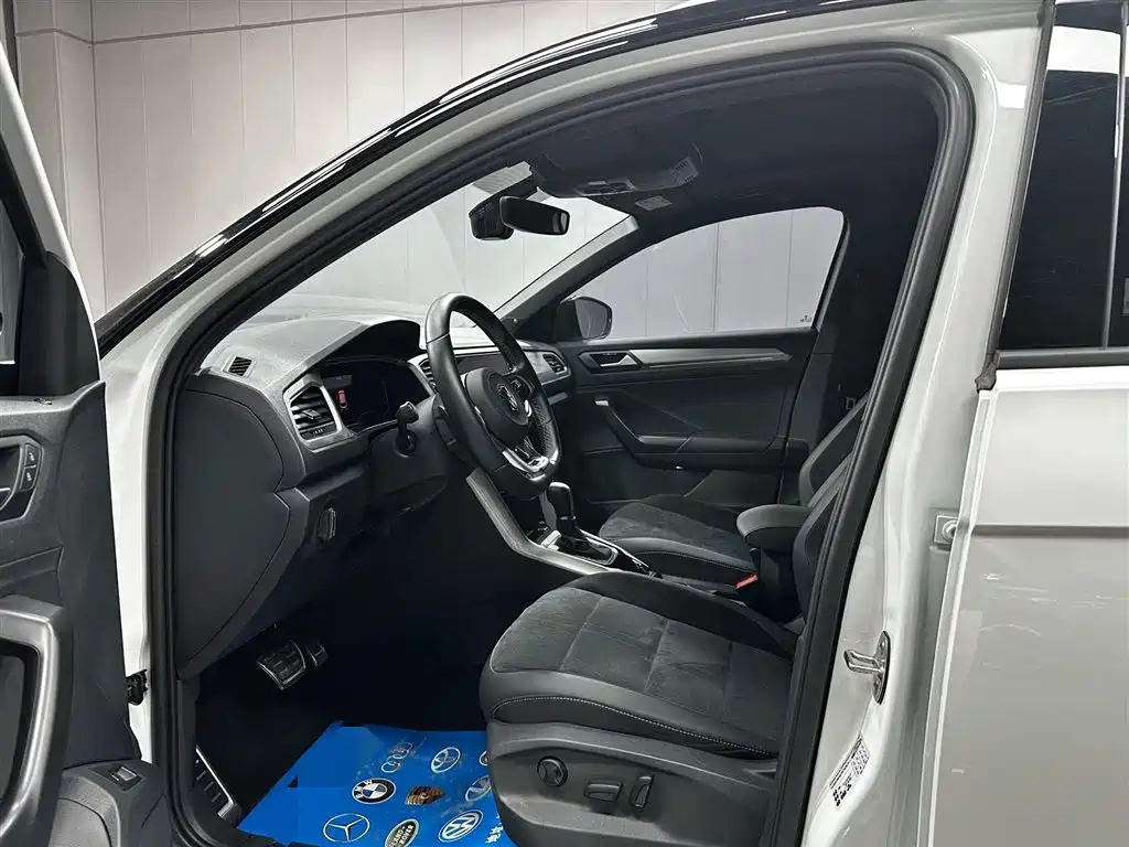 Volkswagen T-Roc 2023 — фото 10