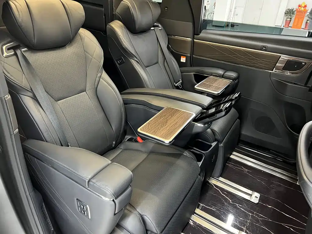 Toyota Vellfire 2023 — фото 13