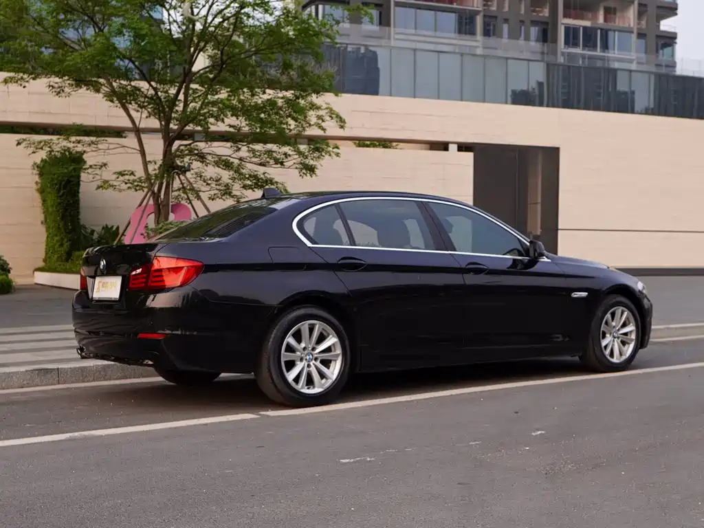 BMW 5 Series 2011 — фото 13