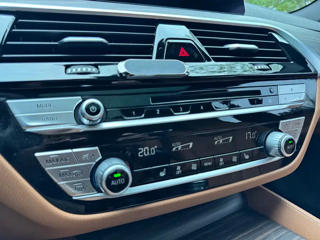 BMW 5 Series 2019 — фото 28