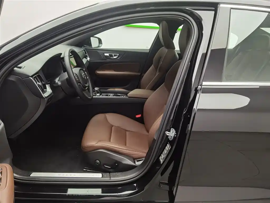 Volvo S60 2025 — фото 10