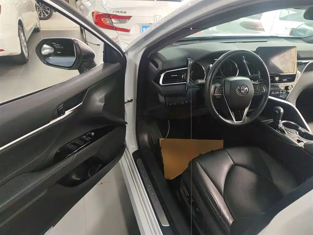Toyota Camry 2023 — фото 16