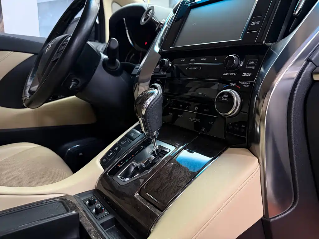 Toyota Alphard 2018 — фото 10