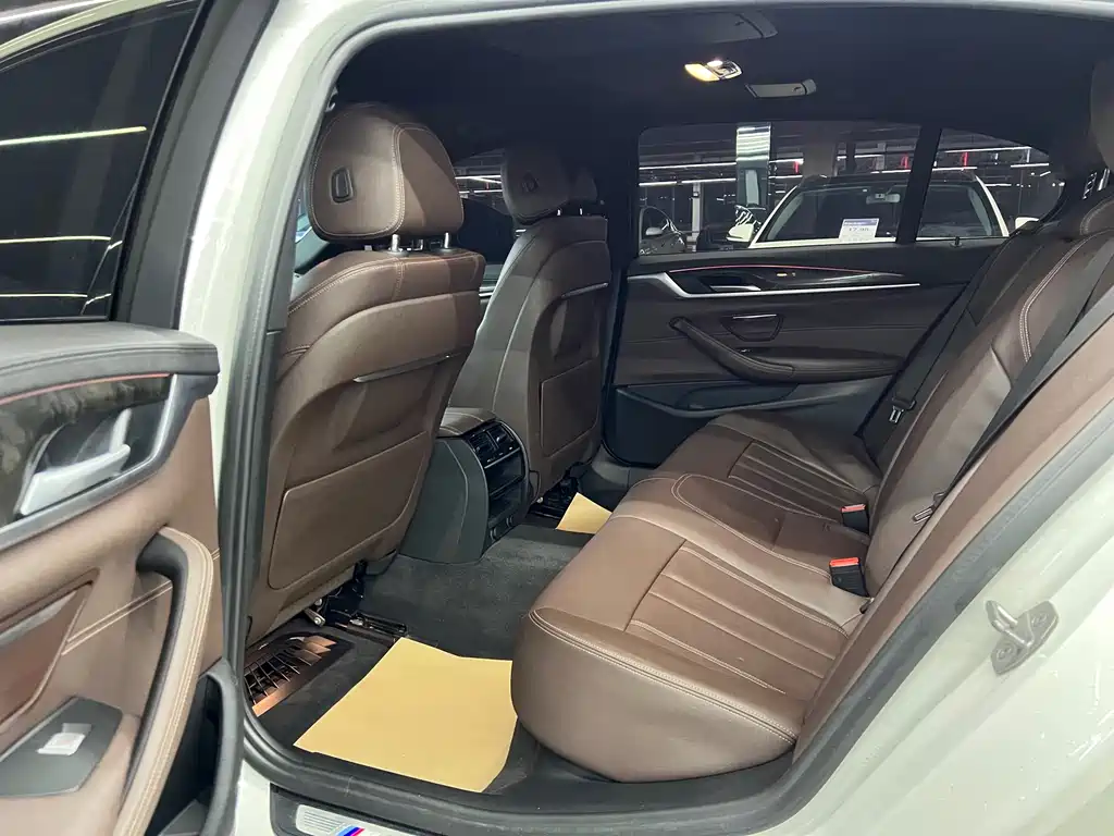 BMW 5 Series 2019 — фото 10