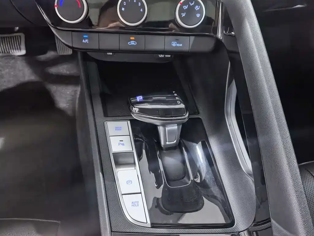 Hyundai Elantra 2023 — фото 14