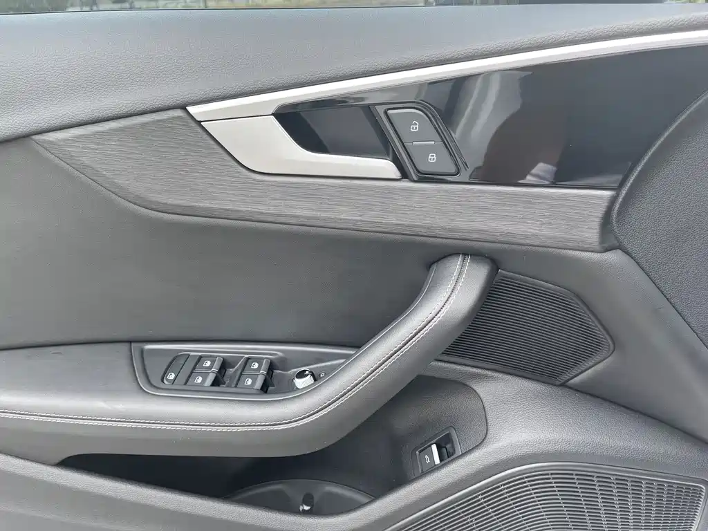 Audi A4L 2023 — фото 15