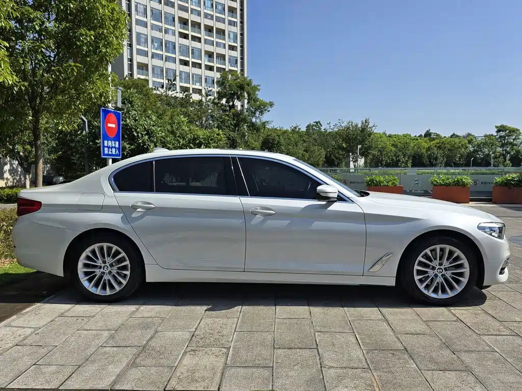 BMW 5 Series 2020 — фото 9