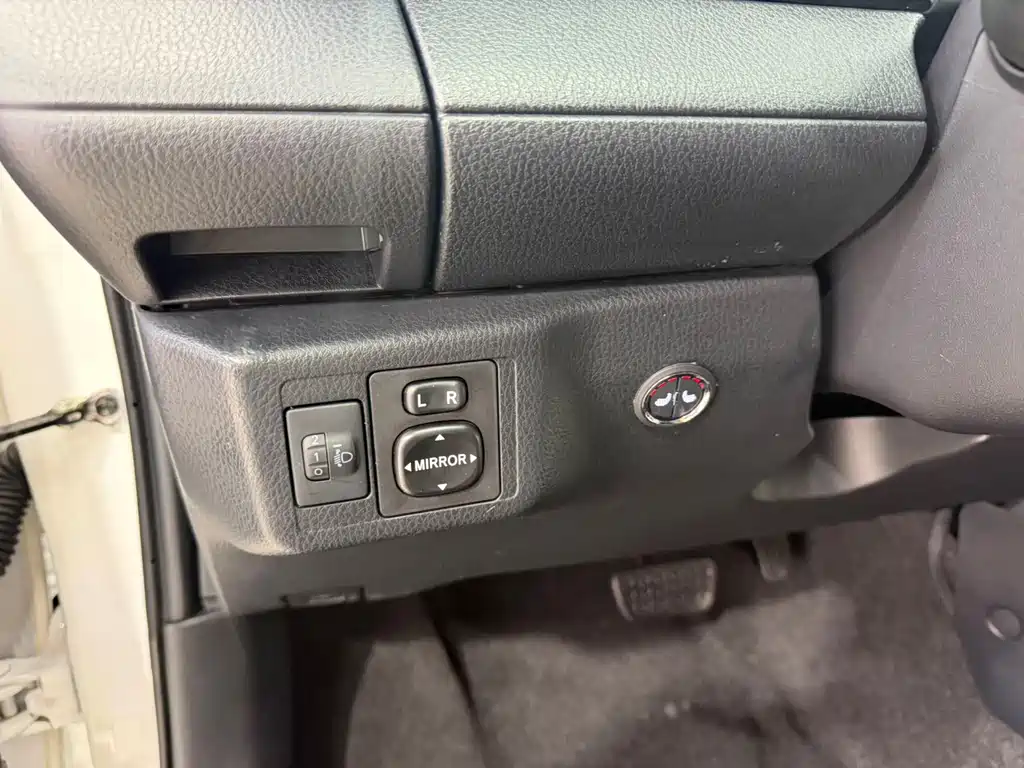 Toyota Yaris L 2023 — фото 9