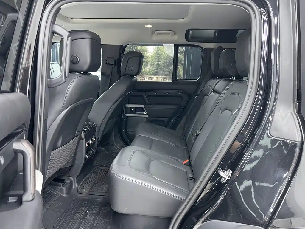 Land Rover Defender 2023 — фото 10
