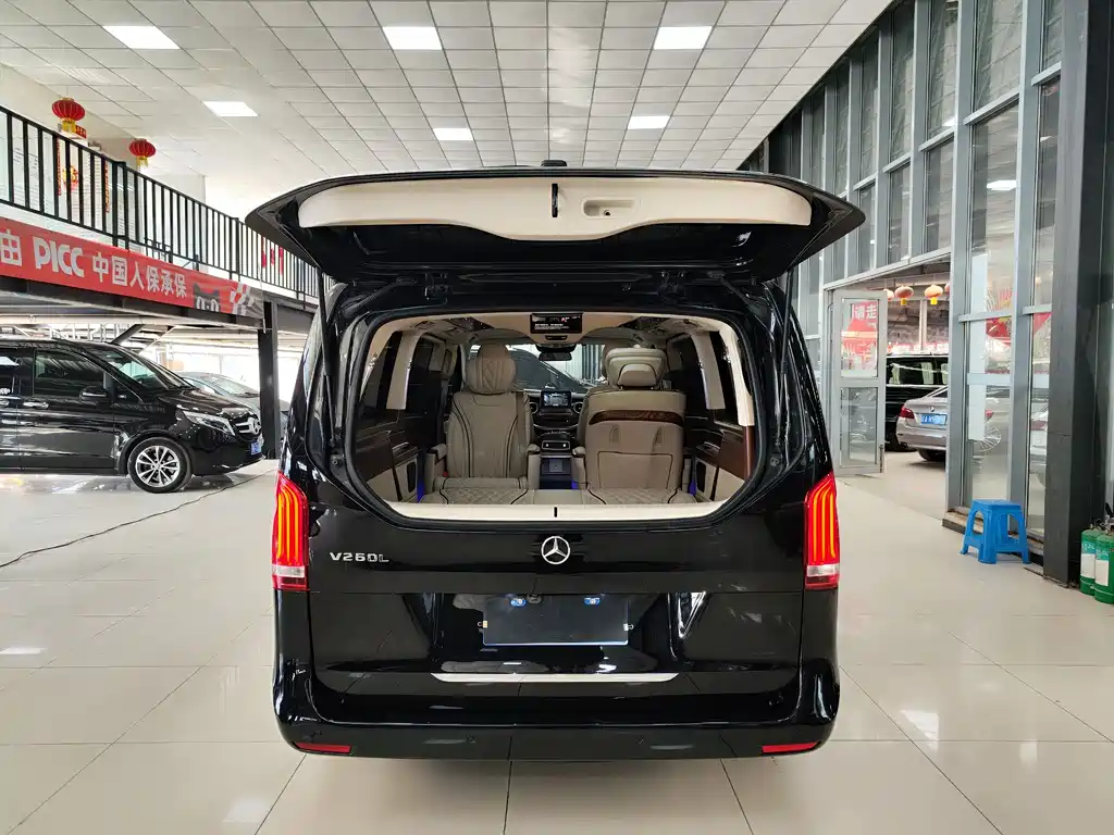 Mercedes-Benz V-Class 2020 — фото 30