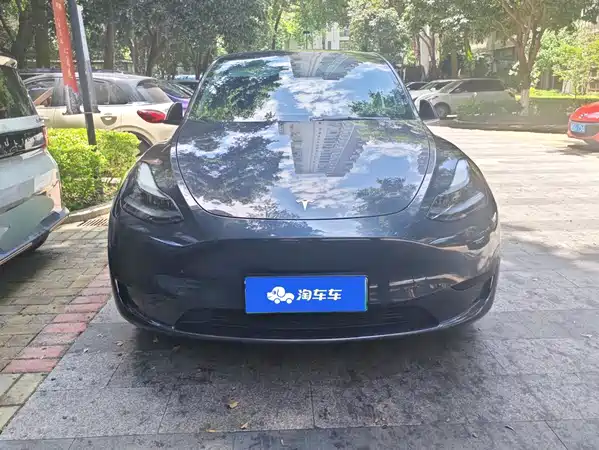 Tesla Model Y 2024