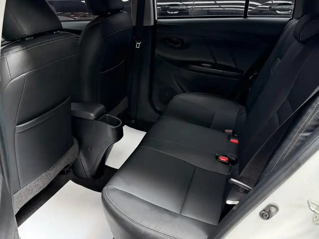 Toyota Yaris L 2022 — фото 12