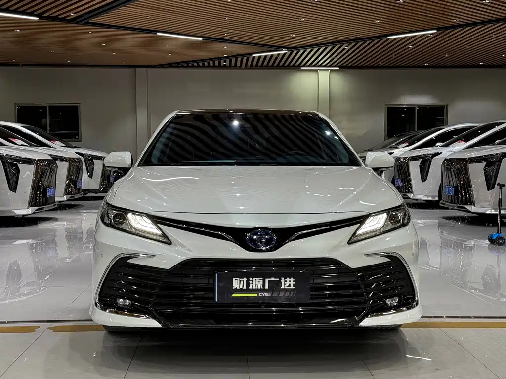 Toyota Camry 2022 — фото 2