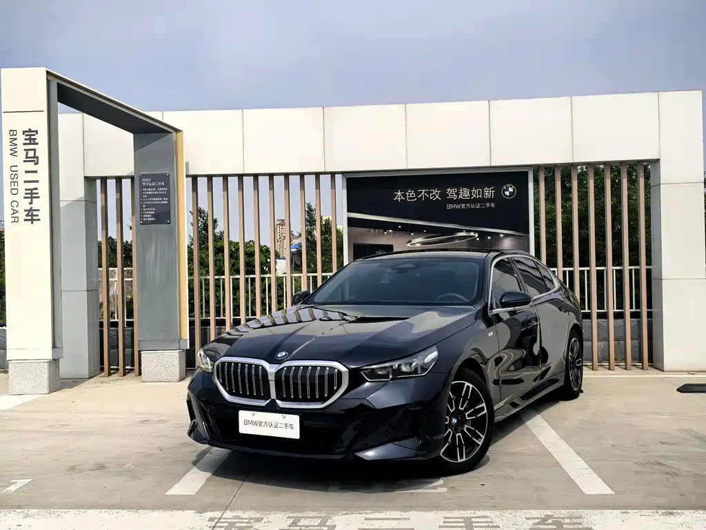 BMW 5 Series 2025 — фото 1