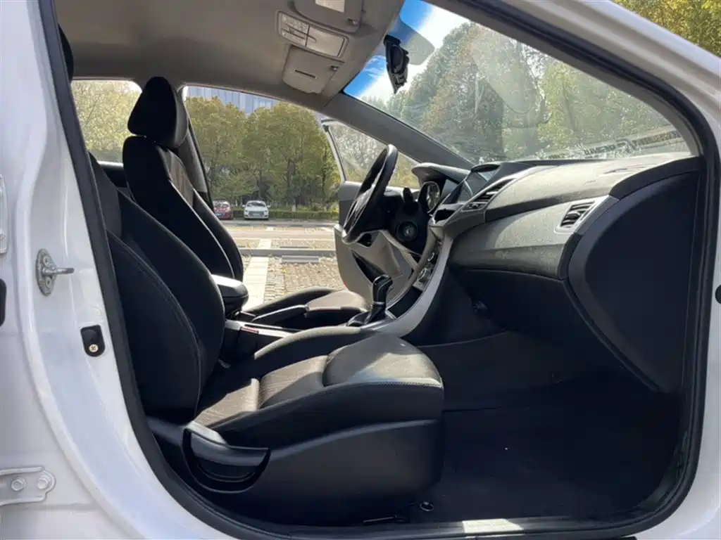 Hyundai Elantra Langdong 2018 — фото 20