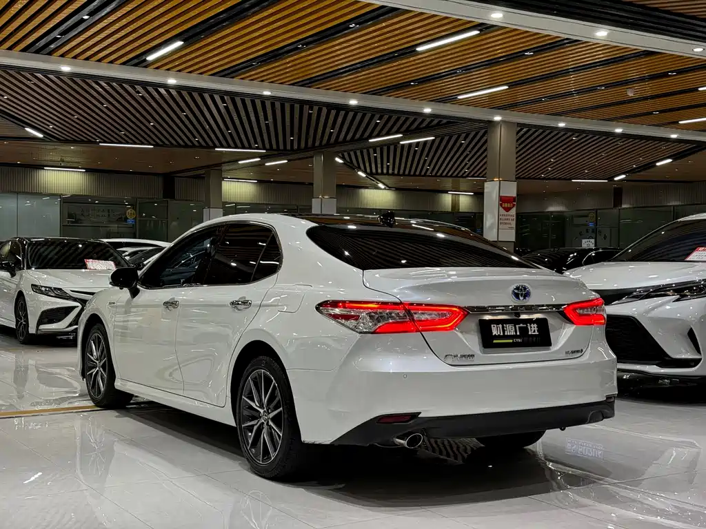 Toyota Camry 2022 — фото 11