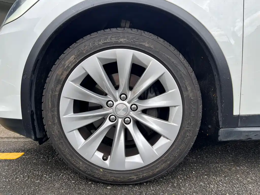 Tesla Model X 2018 — фото 16
