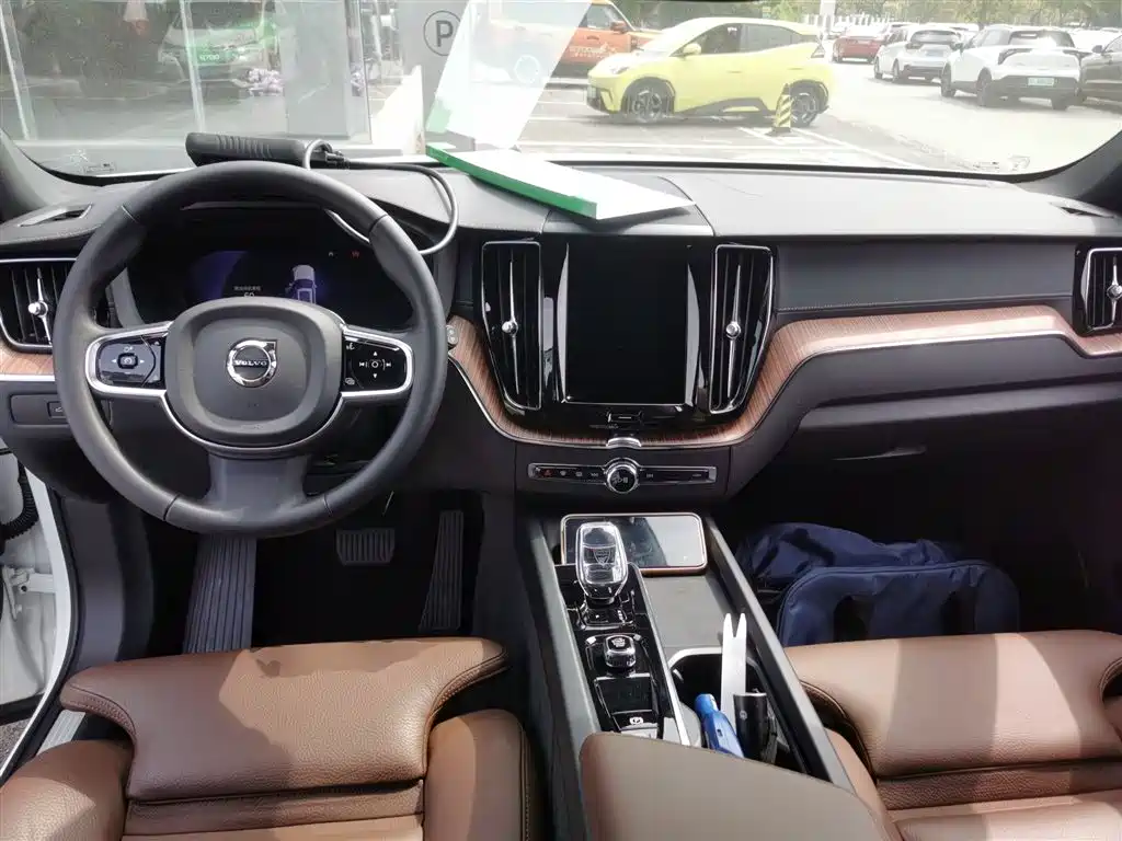 Volvo XC60 2025 — фото 10