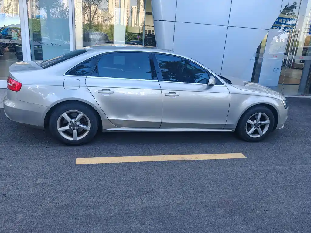 Audi A4L 2016