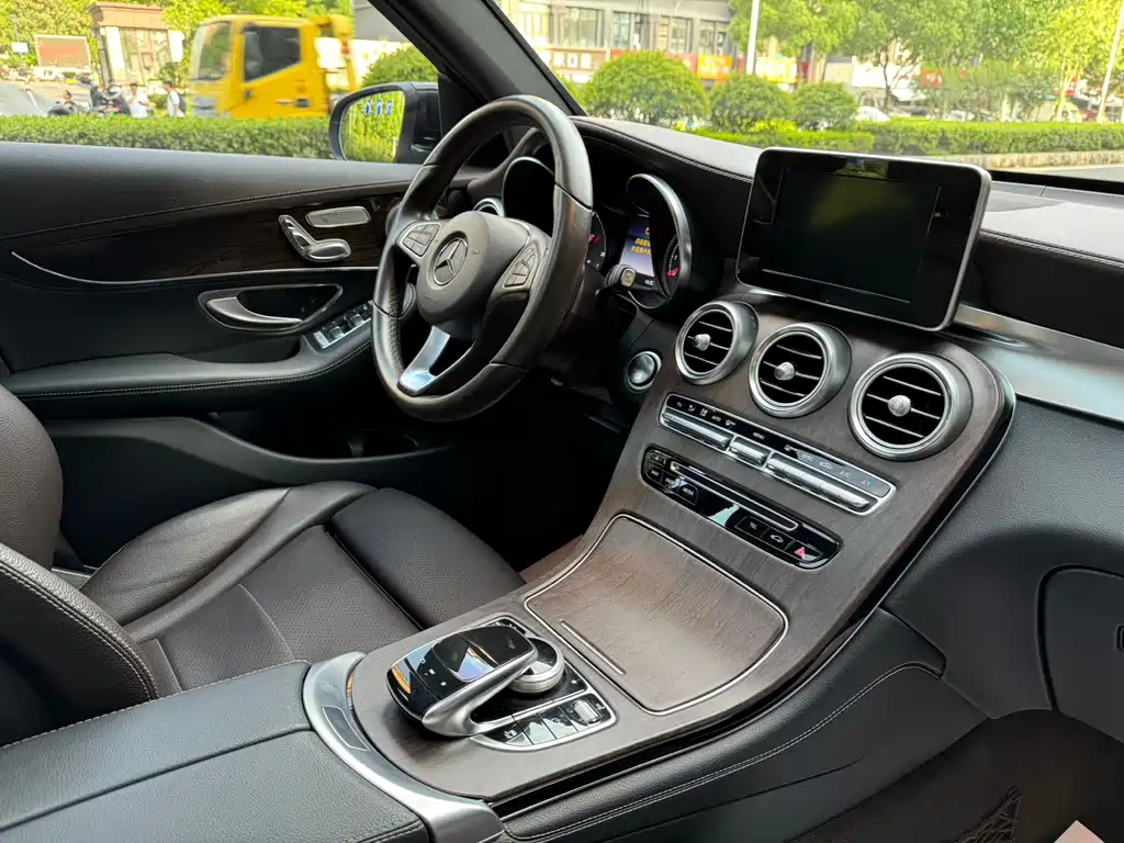 Mercedes-Benz GLC 2018 — фото 16
